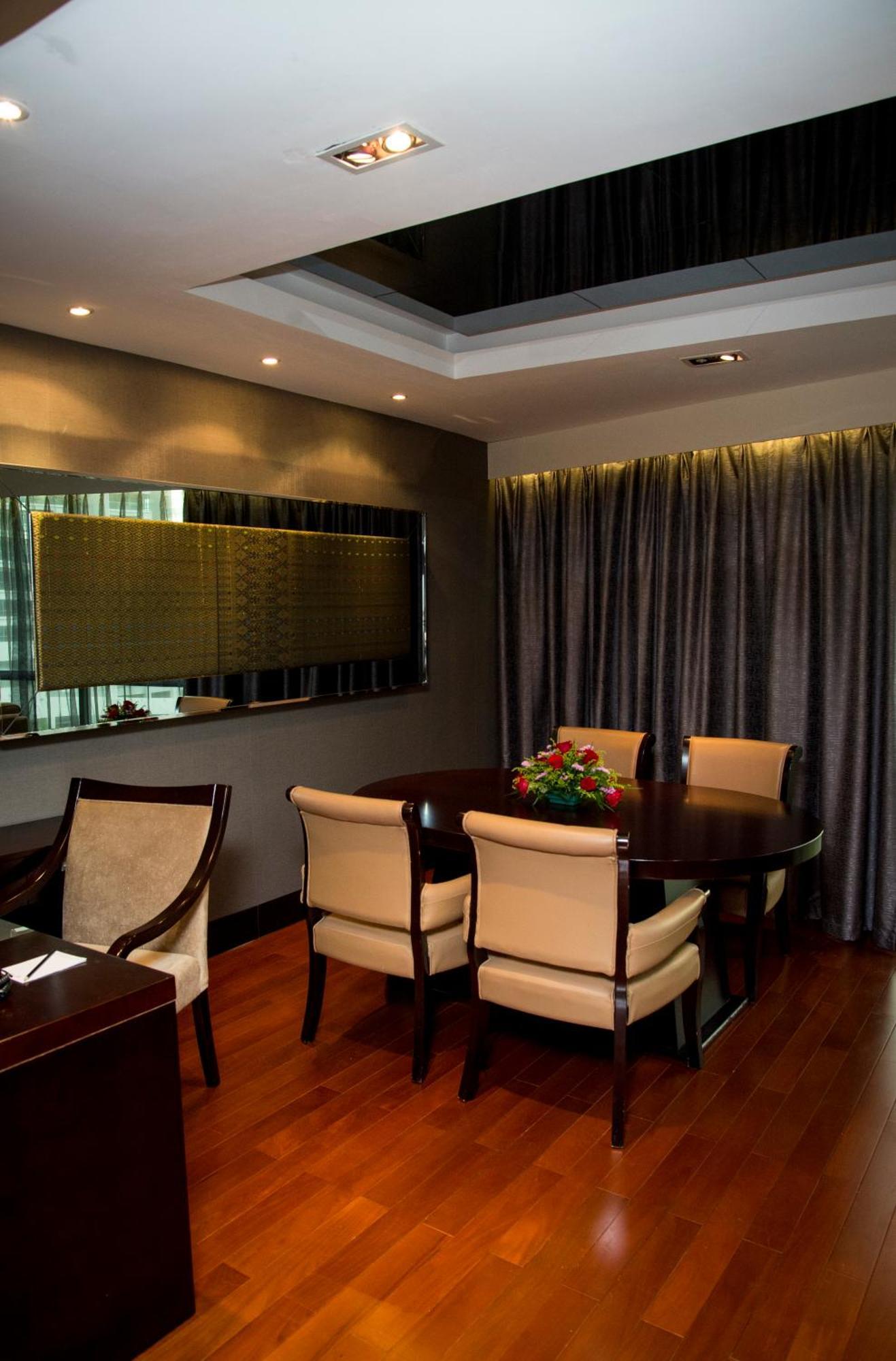 Executive Suite,1212858415:JPEG